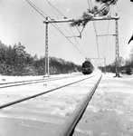 150920 Afbeelding van de electrische locomotief nr. 1215 (serie 1200) van de N.S. met rijtuigen in een besneeuwd ...